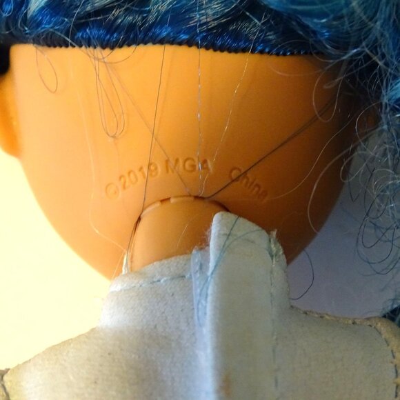 Rainbow High Skyler Bradshaw Blue Hair Fashion Doll With Blue Outfit 2019 FLAWS - Picture 3 of 7